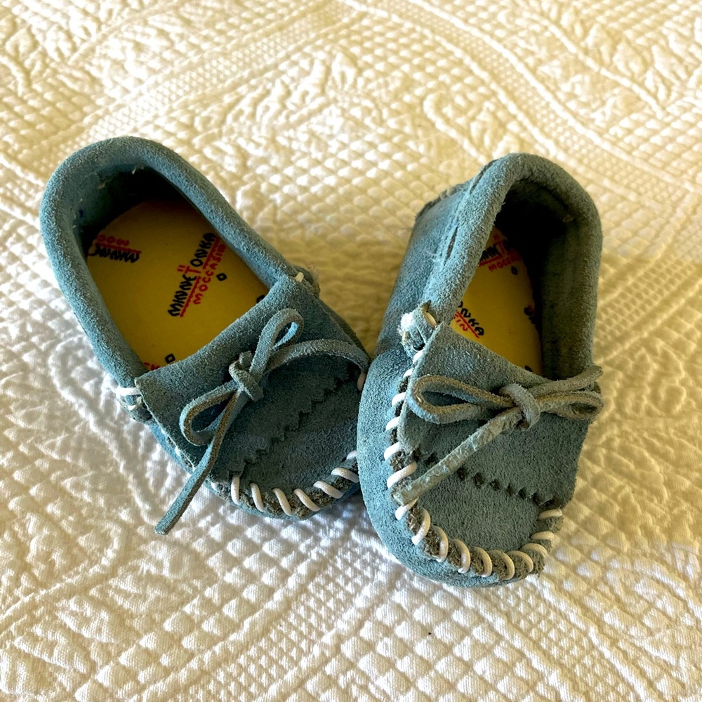 MINNETONKA Soft Suede Leather Infant Slippers. Light Blue. Size 1. Non-Slip Sole